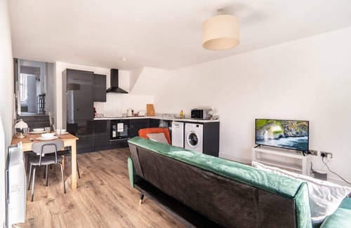 Crosby Apartment | Modern 2 Bed Apartment in Waterloo, Liverpool