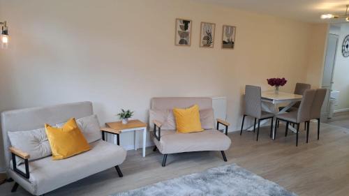 Calne House | MODERN 2 BED BUNGALOW SLEEPS 4 Pet friendly SUMMER SALE
