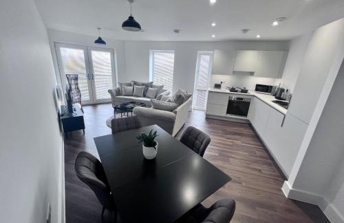 Bicester Apartment | Modern 2 bed close to Bicester Village, Parking