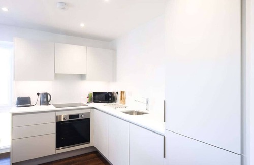 Bicester Apartment | Modern 2 bed, close to Bicester Village+ Parking