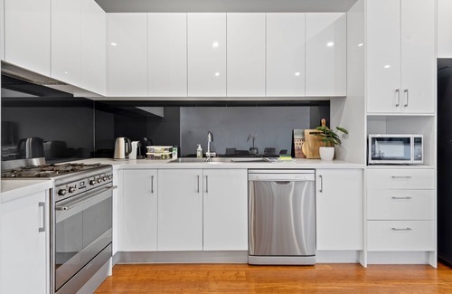 Brunswick West House | Modern 2-Bed Home in Brunswick with Courtyard