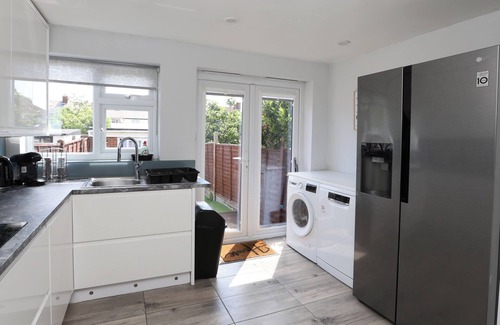 Enfield Highway House | Modern 2 bed house in Enfield with private driveway parking