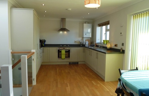 Tankerton House | Modern 2 Bed (sleeps up to 4) house, 50 metres from sea front
