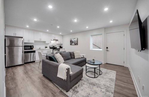 North Vancouver House | Modern 2 Bedroom + Sofa Bed Suite Near Capilano Bridge & Trails