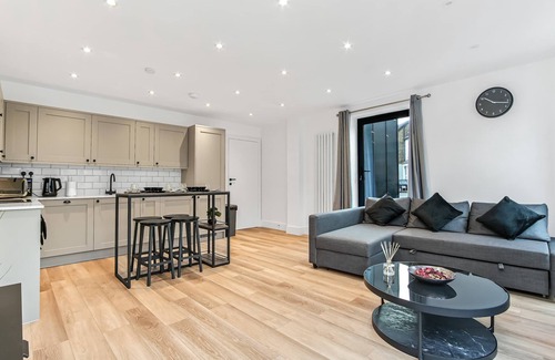 Addiscombe Apartment | Modern 2 Bedroom Stay | 10Min Walk to East Croydon