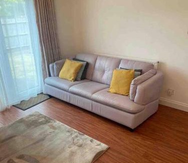 Cole Green House | Modern 2 bedroom house with WIFI