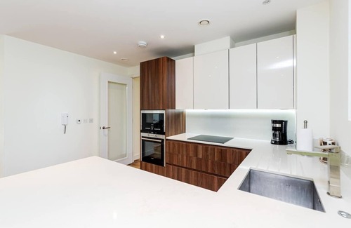 St. Mary's Park Apartment | *Modern 2 Bedroom 2 Bath Apartment- Riverside Location*
