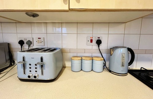 Methil Apartment | Modern 2 Bedroom Flat Near Train & Bus stations & near beach