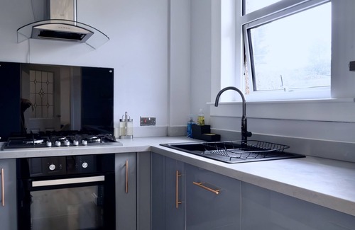 Longcroft House | Modern 2 Bedroom Home in Edinburgh, Free Parking