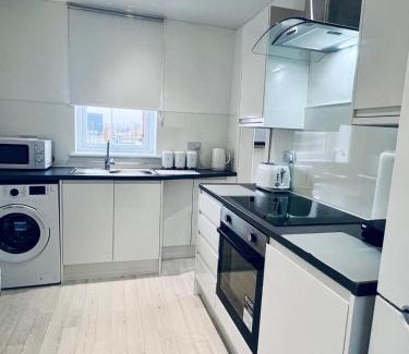 East End Apartment | Modern 2 bedroom House With Loft Conversion