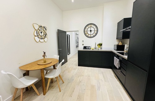 Carshalton Central Apartment | Modern 2 Bedroom in Sutton, Family Size Rooms With Modern Amentites , Free Wifi