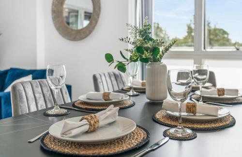 Park Royal Apartment | Modern 2 Bedroom with Superking Bed & Balcony views Near Wembley