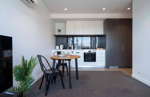 Hawthorn Apartment | Modern 2B Apartment with City Views
