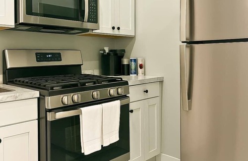 Southwark Apartment | Modern 2BD | 4Beds | Queens Village