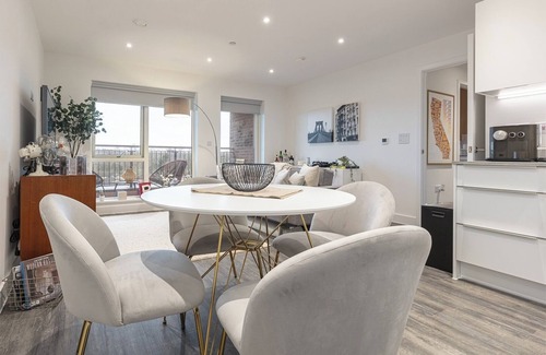 Shephall Apartment | Modern 2BD Apt w/Balcony and Parking - Near London