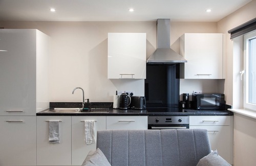 Trafford Apartment | Modern 2BD Apt in Manchester City W/Free Parking