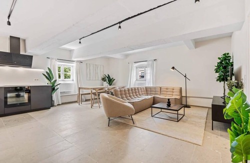 Gronn Apartment | Modern 2BR in Clausen w/WiFi, Kitchen & Workspace