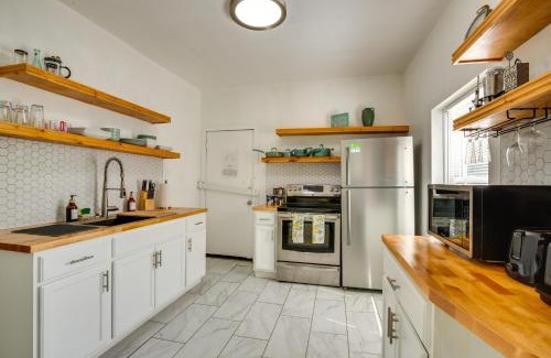 North Hyde Park Apartment | Modern 2BR Kansas City Condo Near Downtown