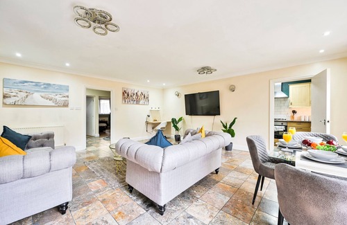 Forest Gate Apartment | Modern 2BR Stratford Apartment – Parking, Wi-Fi & Long Stay Ready