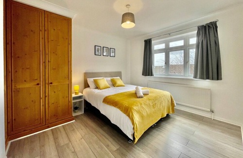 Hainault House | Modern 3 Bed Chigwell House (Free Parking)