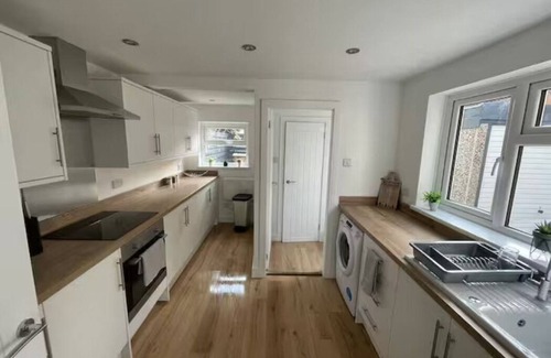 North Ferriby House | Modern 3 bed home next to railway station