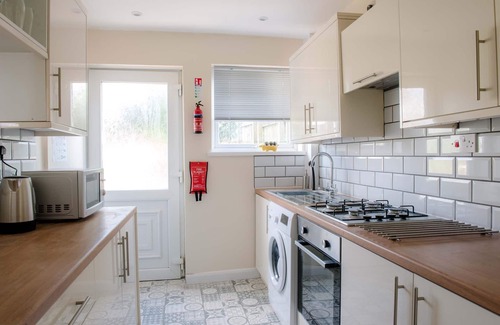 Newport House | Modern 3 bed house in Newport, near Junction 27, M4