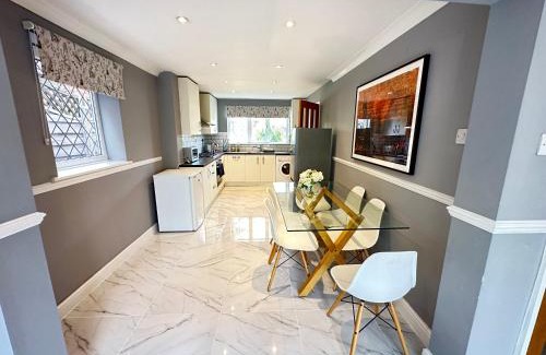 Bar Hill House | Modern 3 bed House with two bathrooms! Free parking!