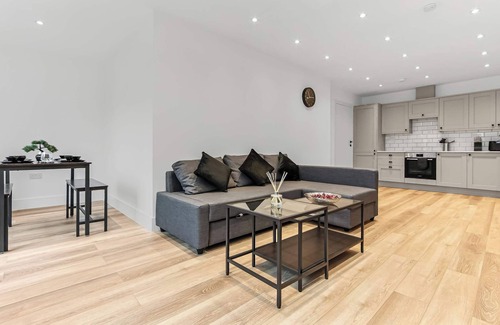 Addiscombe Apartment | Modern 3 Bedroom Stay, Patio, East Croydon