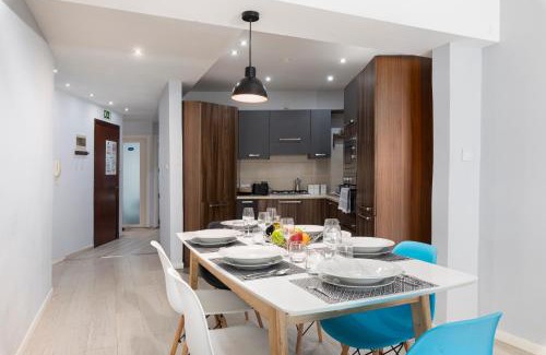 Il-Balluta Apartment | Modern 3 Bedroom & 3 Bathroom Apartment - near Balluta Bay