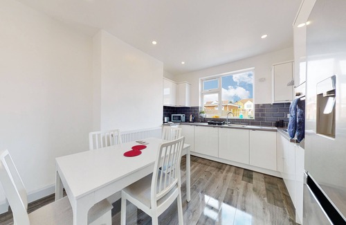 Hounslow South House | Modern 3 Bedroom House with Garden and free Onsite Parking for 2 Cars
