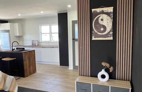 Napier House | Modern 3-bedroom house, steps away to shopping centre and restaurant/bar.