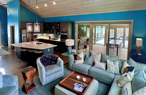 Lost River House | Modern 3-bedroom mountain house with fitness room, WiFi in lovely Lost City