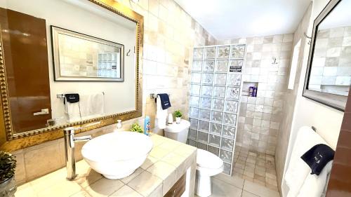 San Antonio Tlayacapan House | Modern 3-Bedroom Retreat in Ajijic - Walk To Everything- 1 Night Rates Available