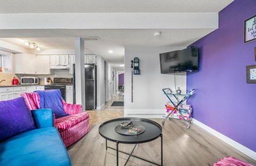 Inglewood Apartment | Modern 3 Bedroom Suite Near Downtown & Stampede Grounds