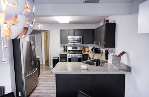 Joliet House | Modern 3-Bedroom Townhome with Full Amenities – Your Home Away from Home!