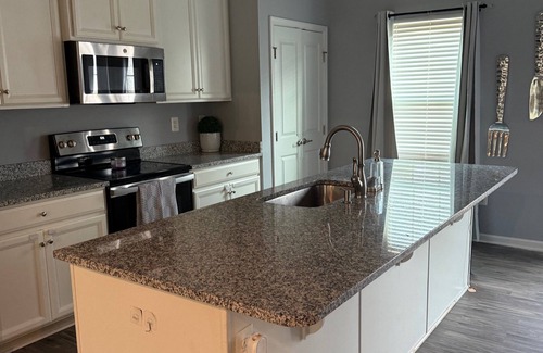 Brooklyn Park House | Modern 3-Bedroom Townhome 10 Mins from BWI, 11 Mins to Ravens & Orioles Stadiums