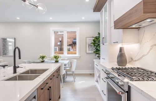 Beaconsfield Village House | Modern 3 Bedrooms 3 Bathrooms House Downtown+Parking