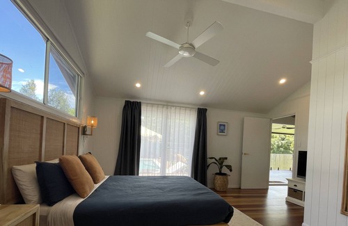 Burringbar House | Modern 3bd home close to town W/pool & WI-FI