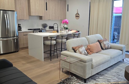 Dallas House | modern 3bedroom townhome in the Heart of Dallas Downtown New Build w/Jacuzzi, EV