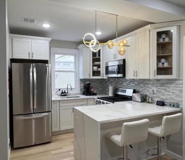 West Side Apartment | Modern 3BR and Office Near NYC With Parking - Sleeps 7