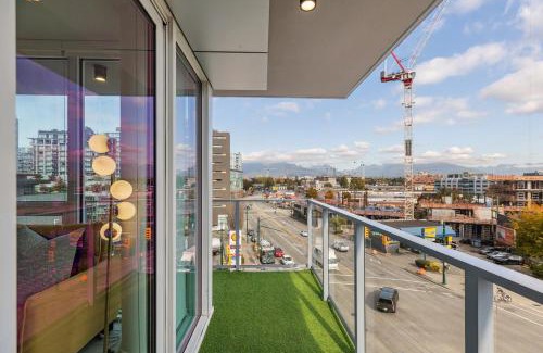 Mount Pleasant Apartment | Modern 3BR Condo with Rooftop, Gym and Parking near Skytrain