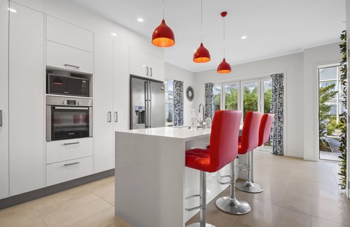Hobsonville House | Modern 3BR Family House - Yard & Big TV