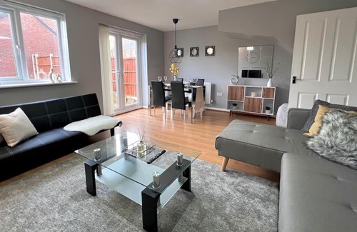 Nuneaton House | Modern 3BR House For Contractors