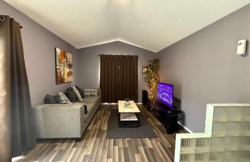 Riverside Apartment | Modern 3BR Riverside Apt with Office and Two Lounges