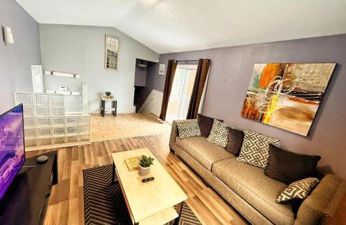 Riverside Apartment | Modern 3BR Riverside Apt with Office and Two Lounges