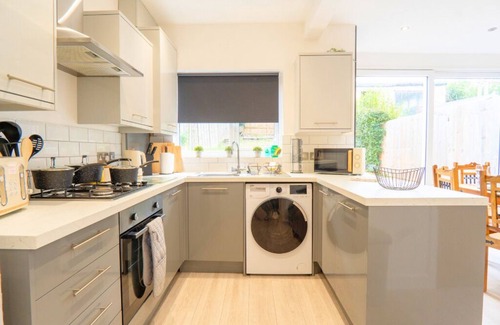 Bloxwich House | Modern 3BR w/WIFI, TV, Workspace and Parking, in Solihull near Resorts World