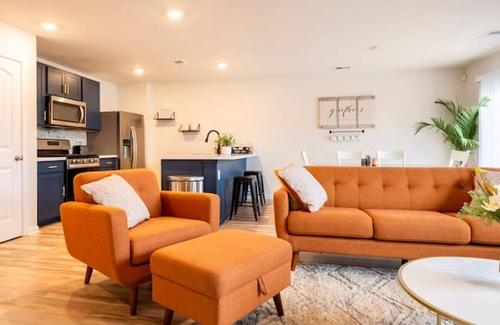 Dover House | Modern 4 bdr with King size bed Patio and Late Checkout!