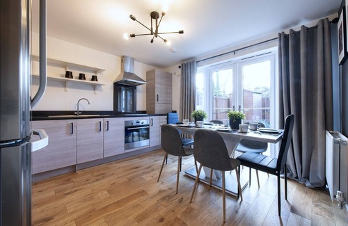 Liberton House | MODERN 4-BED EDINBURGH HOUSE WITH PRIVATE PARKING