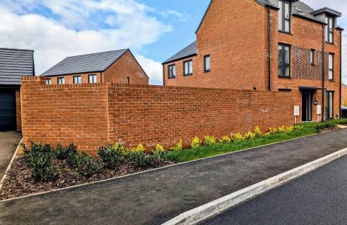 Llanwern House | Modern 4 bed house in Newport home away from home