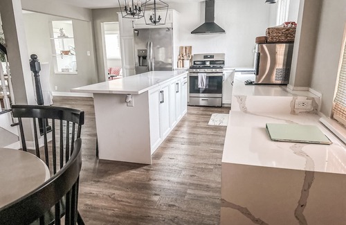 Browns Lake House | Modern 4 bed Lake House Steps from Browns Lake w. Arcade Room + Private Beach